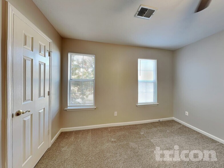 Building Photo - 5625 Longbow Dr