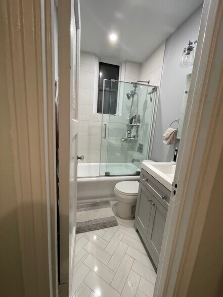 Building Photo - 50 W 106th St