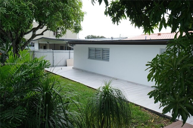 Building Photo - 4311 SW 104th Ct