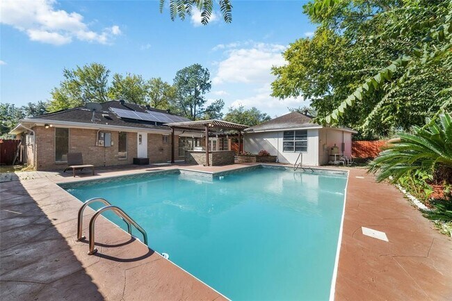 Building Photo - 22122 Woodrose Dr
