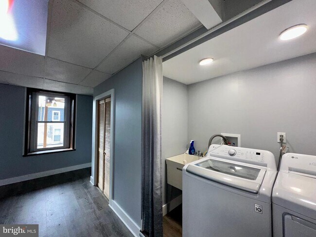 Building Photo - 3922 Manor St