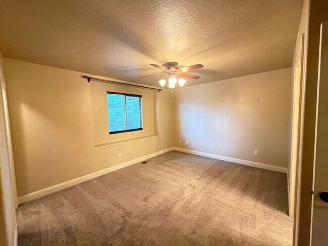 Building Photo - CHARMING TOWNHOME FOR RENT IN ST. GEORGE!
