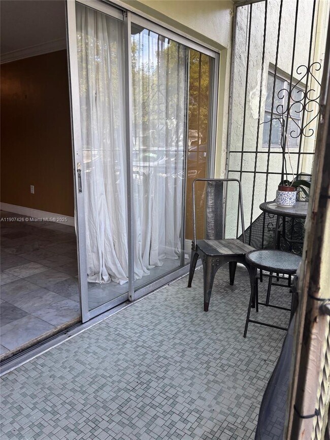 Building Photo - 520 NE 38th St