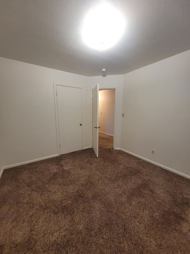 Building Photo - FREE DECEMBER RENT - New Interior Paint/ 1637 Sq Ft