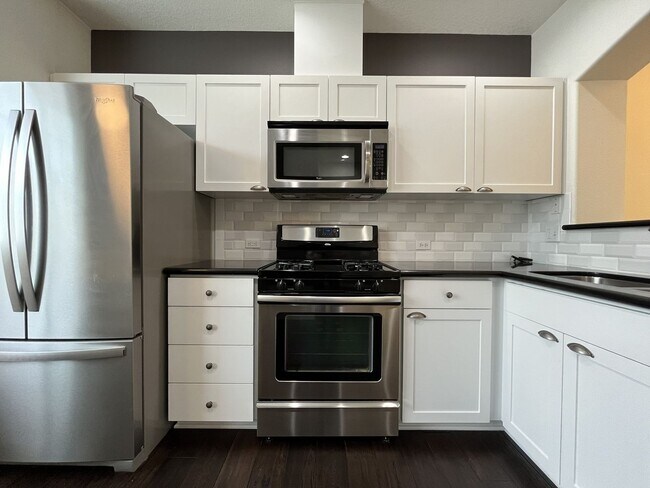 Building Photo - 2 Bedroom 2.5 Bathroom with 2 Tandem Car garage ~ Convenient Cedar Mill Location Near St. Vincent...