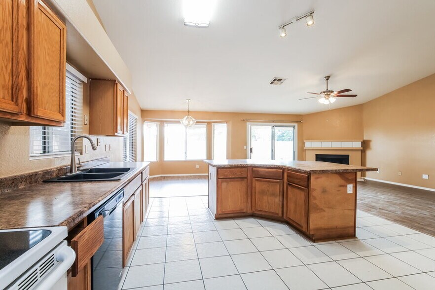 Building Photo - 2203 E Edna Ave