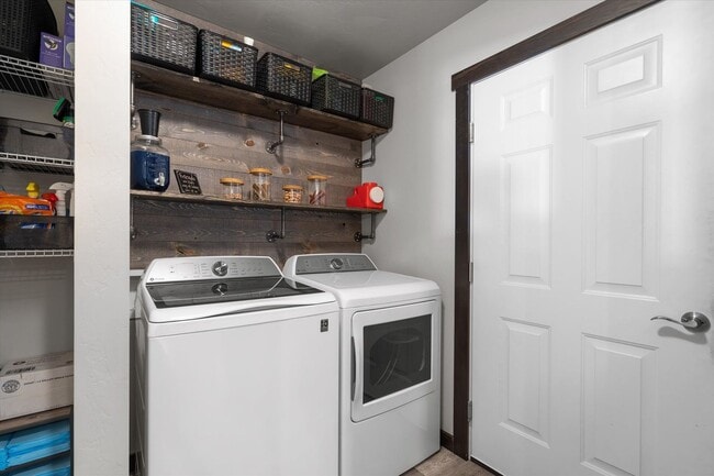 Building Photo - Stunning Townhome with Mountain Views for ...