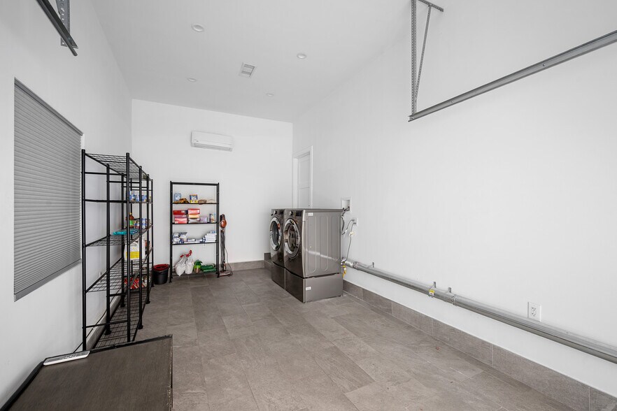 Building Photo - 13311 Wixom St