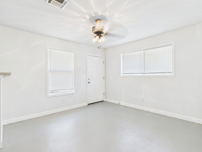 Building Photo - 107 Davis St