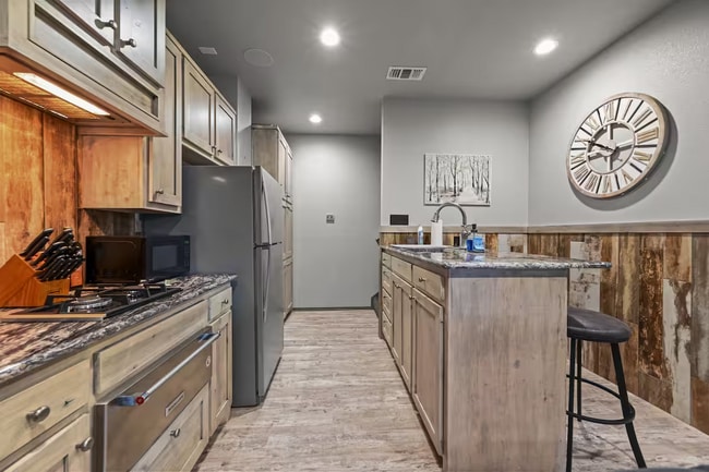 Building Photo - Fully Furnished Rental at Buffalo Springs Lake! All bills paid!