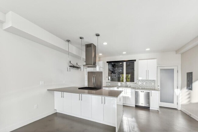 Building Photo - Eastlake Contemporary Townhome - 2 bedrooms