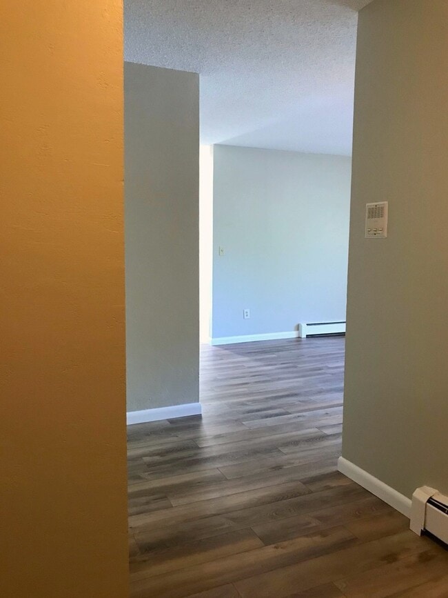 Building Photo - Spacious 2-Bedroom Condo with Mountain Vie...