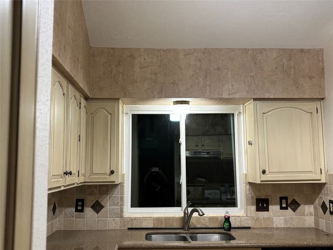 Building Photo - 15662 Pebble Lake Dr