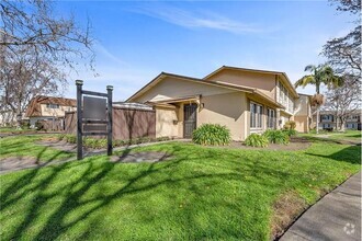 Building Photo - 27836 Hummingbird Ct