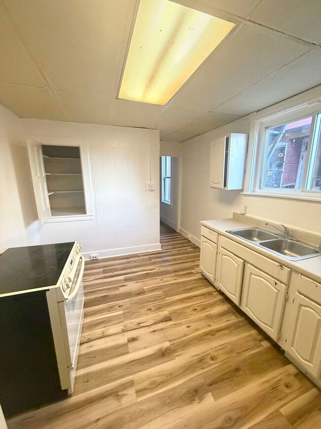 Building Photo - 839 E Orange St