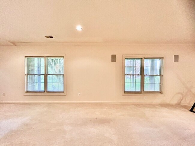 Building Photo - 10503 Aubinoe Farm Dr