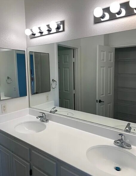 Building Photo - 1460 Rancho Rose Way