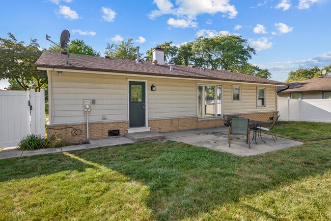 Building Photo - 1031 Maple Ln