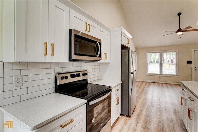 Building Photo - 196 Amy St