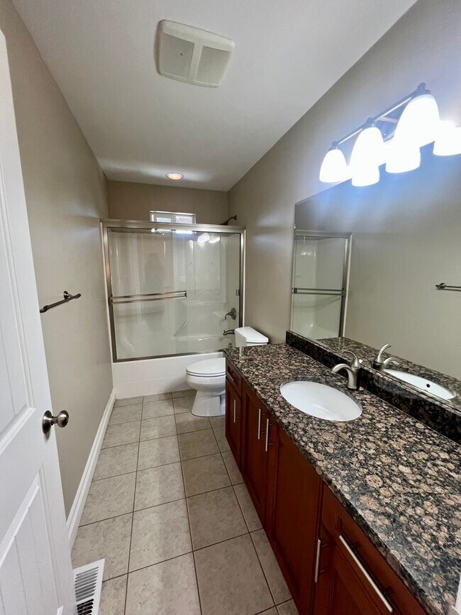 Building Photo - Beautiful 3 Bedroom in Private Community!