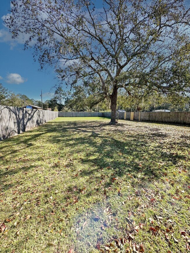 Building Photo - 1526 Woodcrest Cir