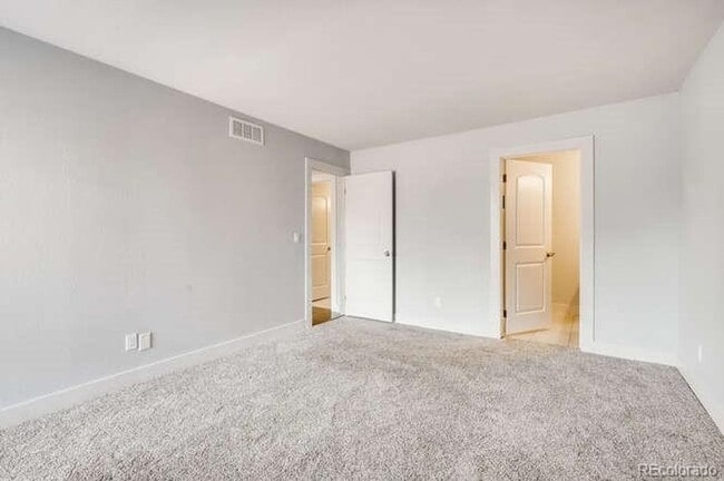 Building Photo - Beautifully Remodeled 3 bedroom Townhome in the Pinery.