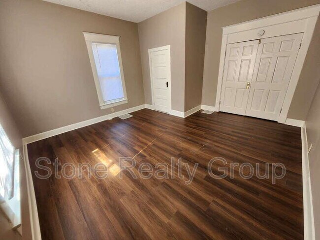 Building Photo - 1418 5th Ave