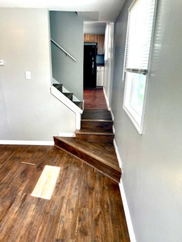 Building Photo - 413 6th Ave