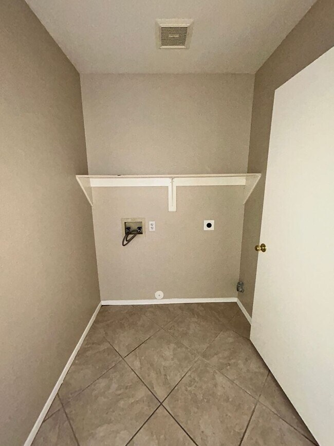 Building Photo - Spacious 4-Bedroom 3-Bath Peoria Home with...