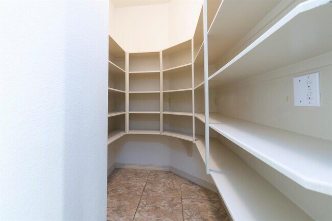 Building Photo - 62 S Longsford Cir