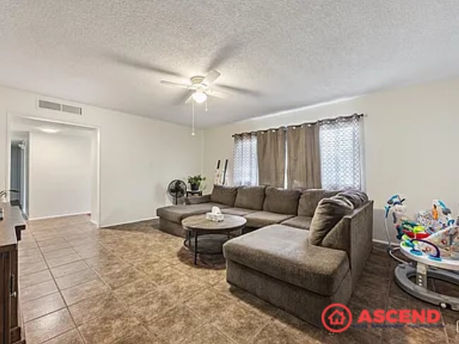 Building Photo - Pet-Friendly 3 Bed, 2 Bath Near Bakersfiel...