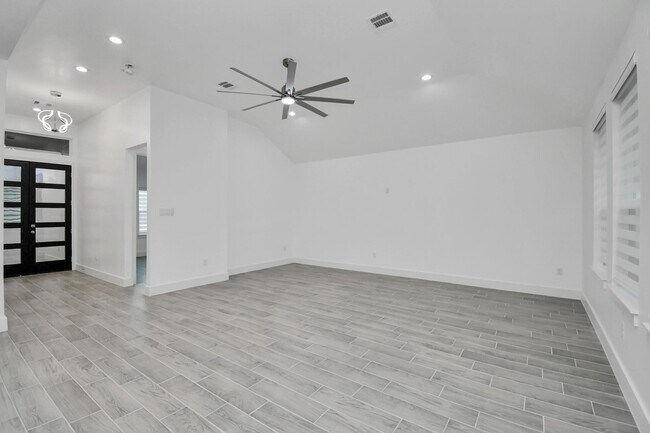 Building Photo - 517 Lovers Ln