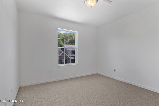 Building Photo - Beautiful End-Unit Condo – Move-In Ready!