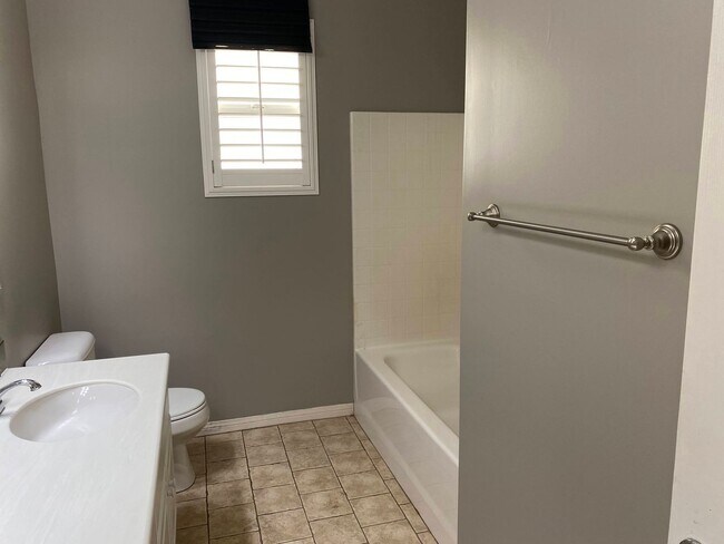 Building Photo - Beautiful Home in Gated Community!