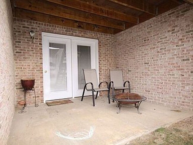 Building Photo - Spacious home with 5 bedrooms and 3 full b...