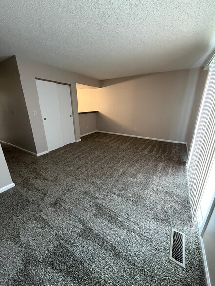 Building Photo - 220 Ewing Dr