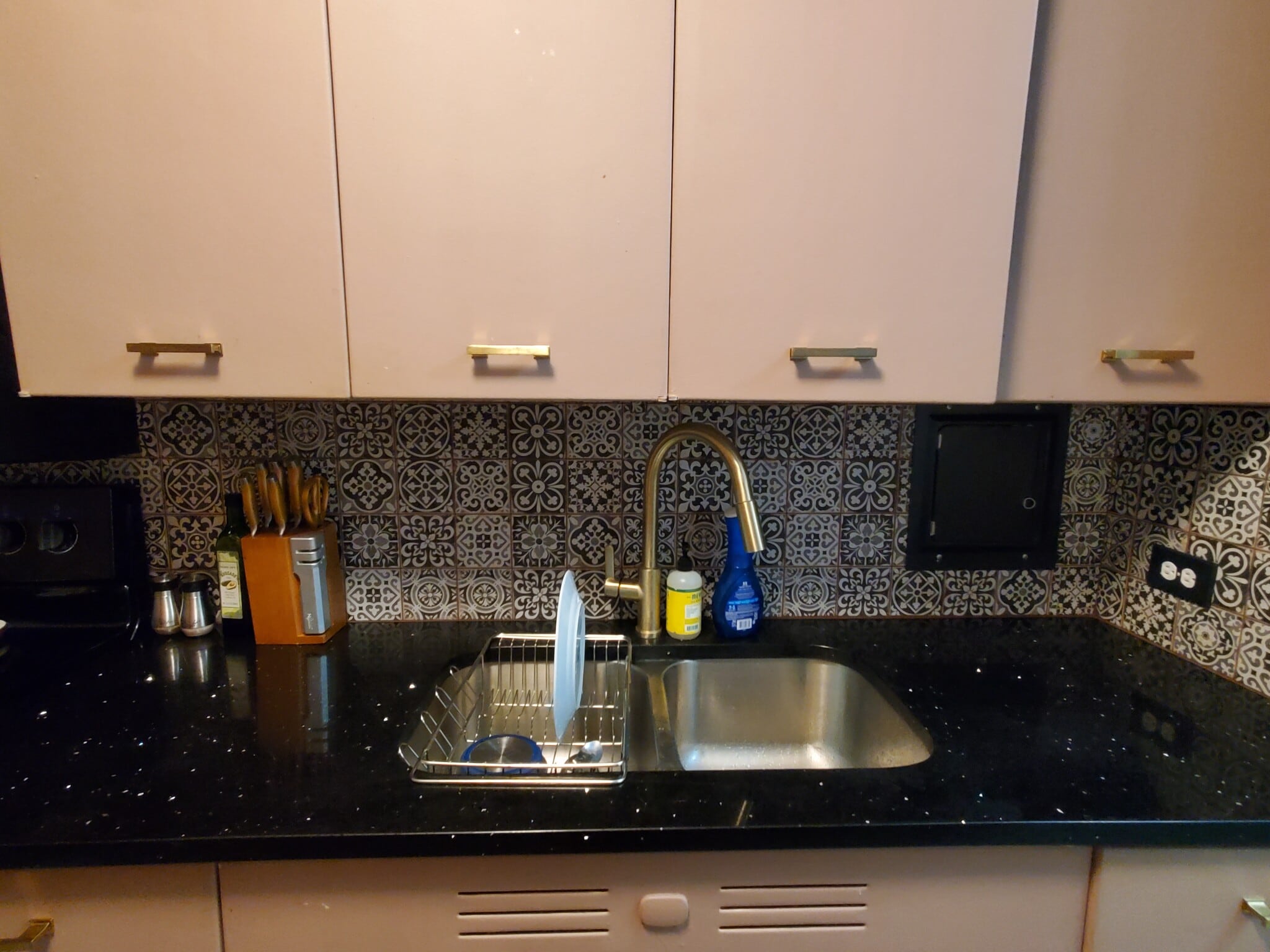 Kitchen _ Granite Countertops - 535 N Michigan Ave