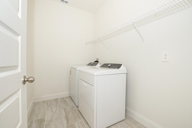 Building Photo - 9062 Dahlia Cir