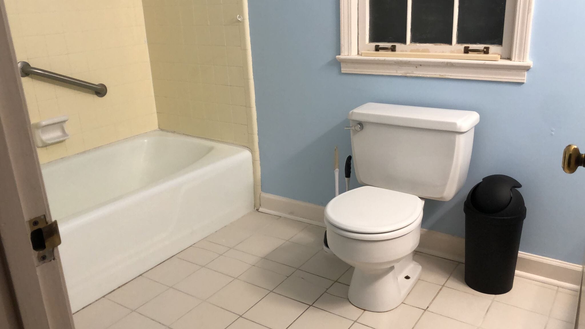 Bathroom/shower - 2402 Delgado Dr