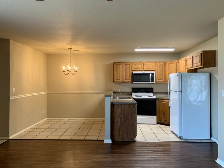 Kitchen/Dining - 17608 E 78th St N