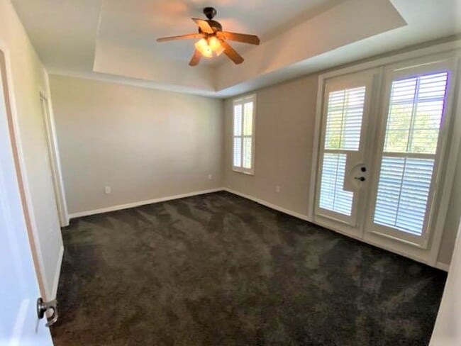 Building Photo - 3 Bedroom 2 Bathroom top floor condo at the Terraces of East Village.