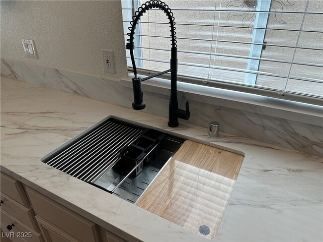 Building Photo - 10195 Queensbury Ave