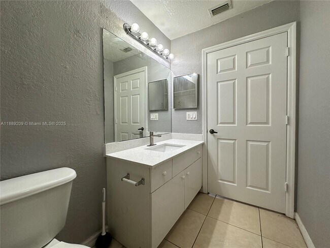 Building Photo - 3944 SW 48th Ave