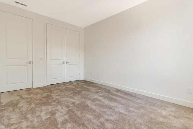 Building Photo - SOUTHCOVE Luxury: SPACIOUS TOWNHOME with O...