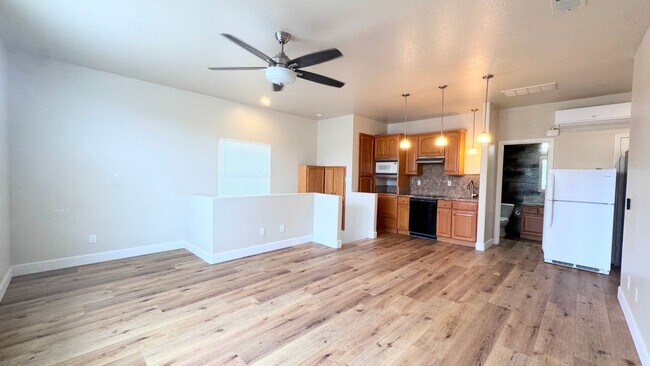 Building Photo - Unfurnished 1 Bedroom with AC and Private ...