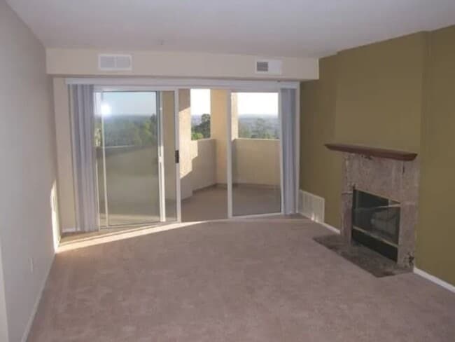 Building Photo - 3 Bedroom, 2 Bathroom Ground-Level Condo f...