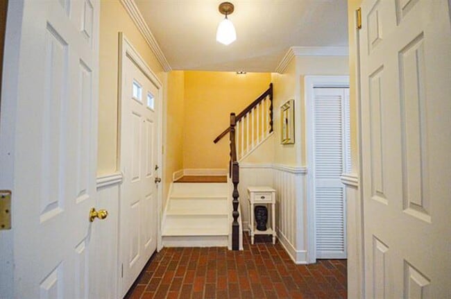 Building Photo - 980 Marys Dr