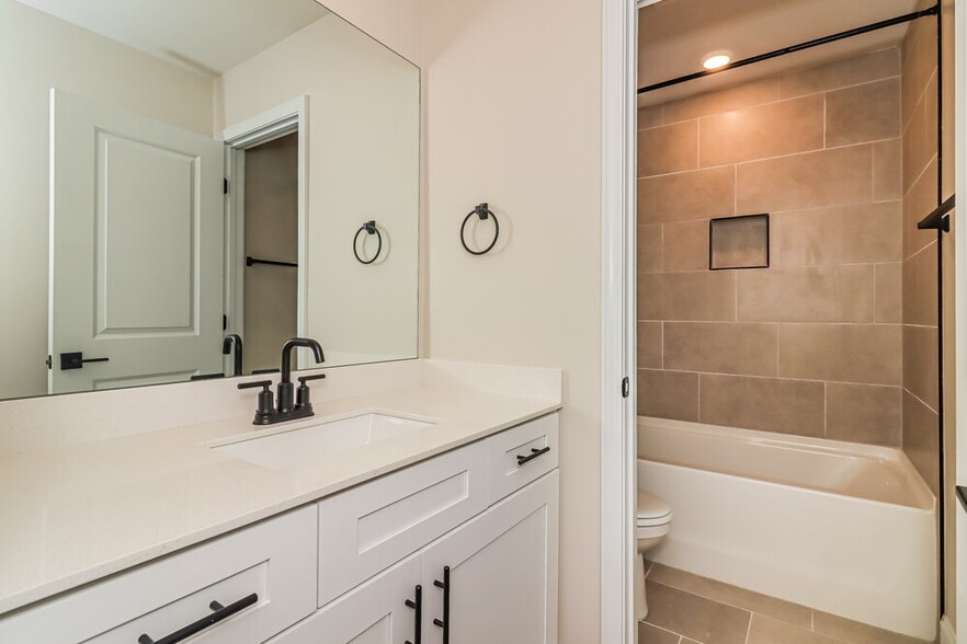 Building Photo - 225 Cantrell Dr