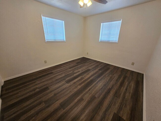 Building Photo - Spacious Home, Pets welcome