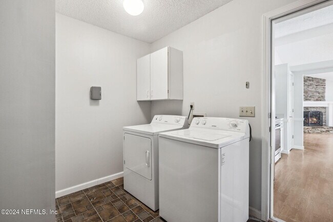 Building Photo - 12358 Carriage Crossing Ct